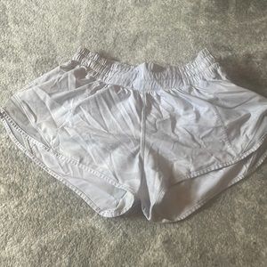 Lululemon white and pale grey patterned hotty hot shorts